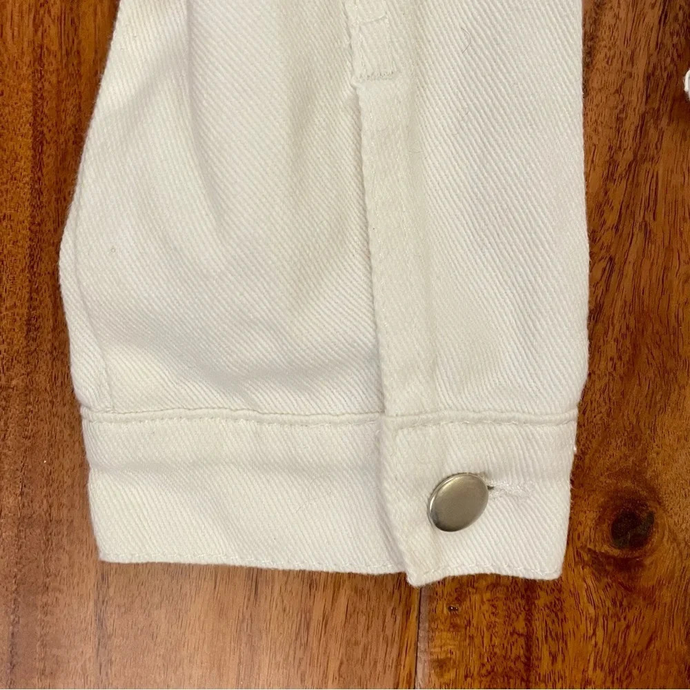 Honey Punch Women’s White Distressed Denim Jacket w/ Green Fur Collar Size Small - Picture 13 of 16